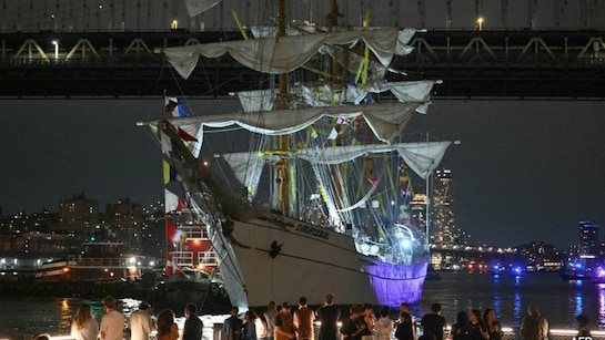 Mexican naval ship crashes into New York’s Brooklyn Bridge – 2 dead and 19 injured in the tragic accident